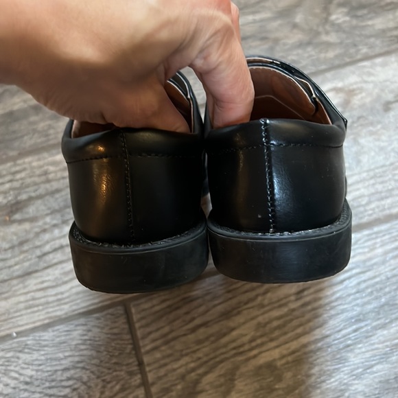 Boys Black Velcro Dress Shoes Size 4 - Picture 4 of 8